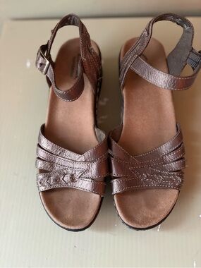 Clarks bronze brown Strappy Sandals Sz 8 summer